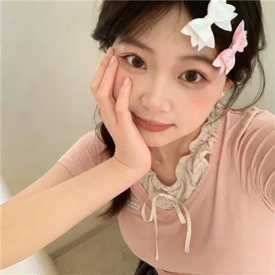 穿粉红色裤子的男孩